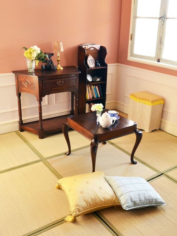 英国クラシックの | 和室でゴロン。相性バッチリチョコレート色の英国家具と畳