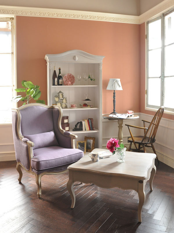 ナチュラルカントリーのリビング | お部屋の挿し色にエレガントな雰囲気を作る紫
