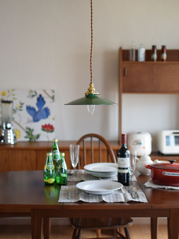 北欧ビンテージの | シンプルな空間にピリッとスパイスグリーンのペンダントのある食卓