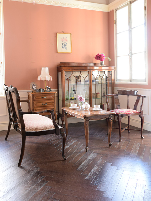 英国クラシックのリビング | 質のよさが感じられる家具と作った話に花が咲くサロンコーナー
