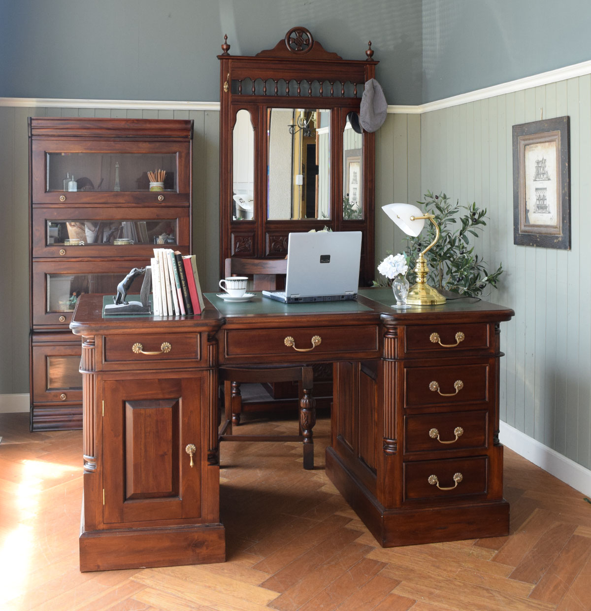 英国アンティークの | アンティーク風の家具で統一した仕事が出来る人の書斎