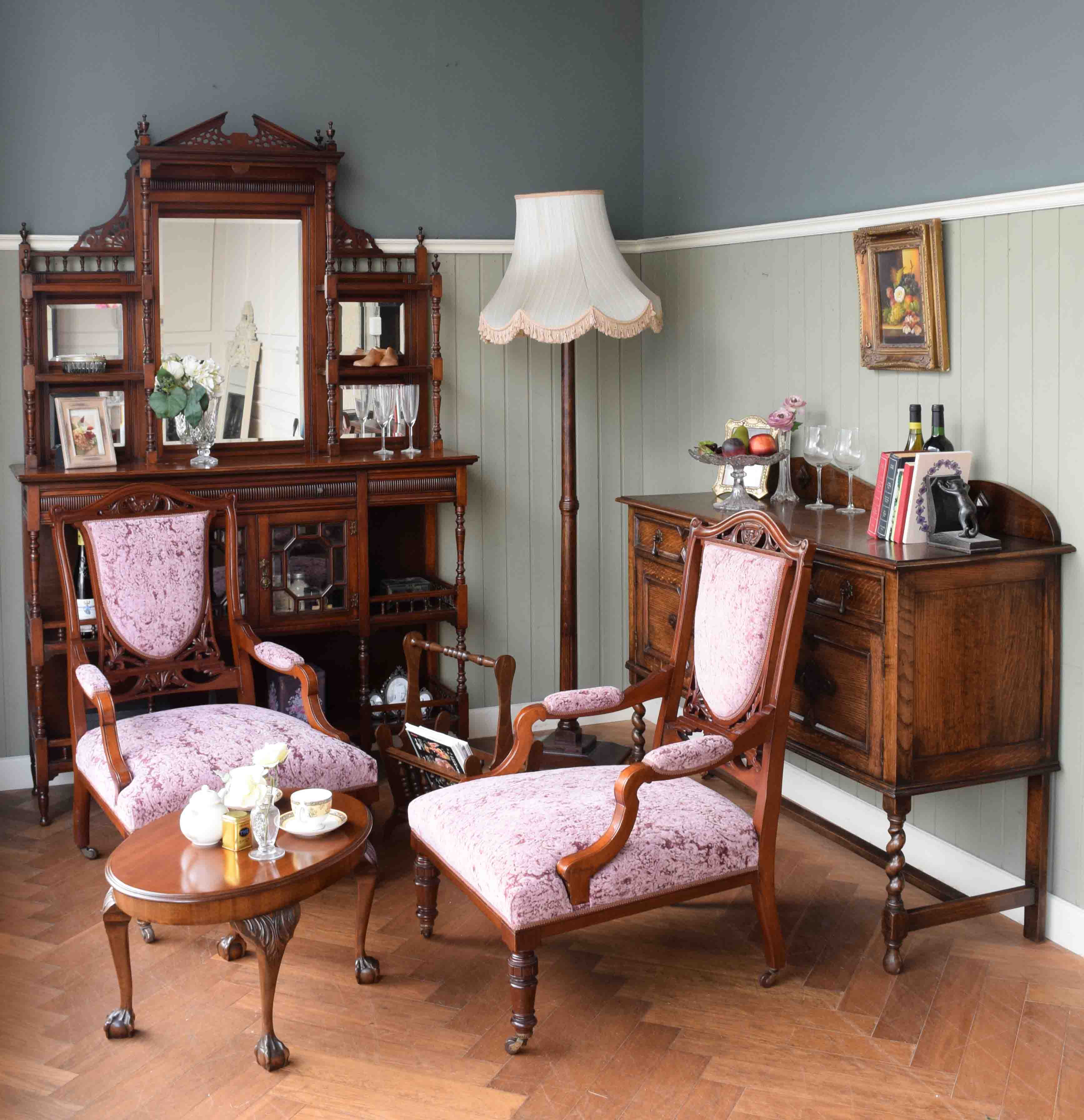 英国アンティークのリビング | 見せるための贅沢家具パーラーキャビネットのある部屋