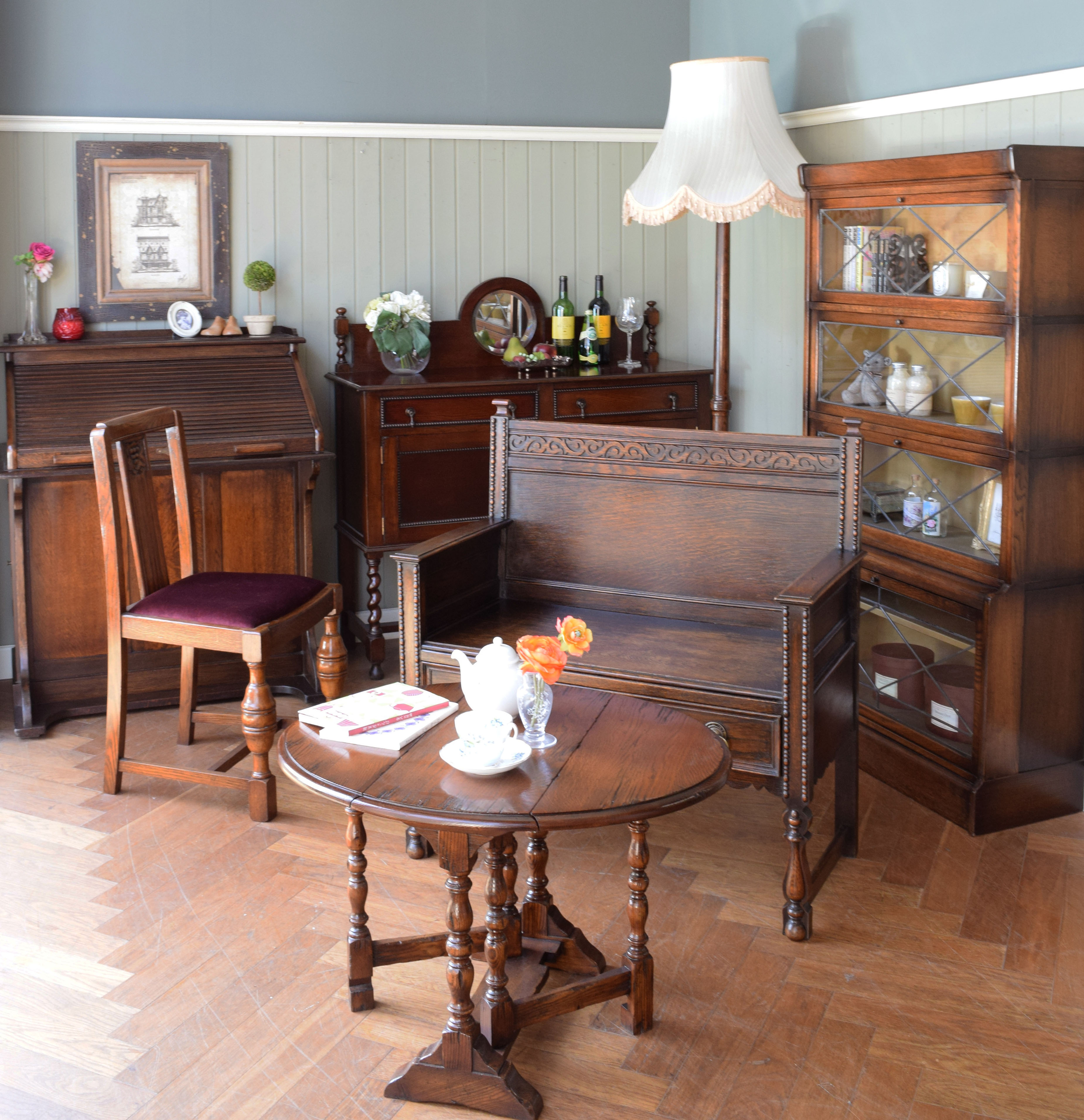 英国アンティークの | ドッシリ系の家具を集めた英国アンティークの書斎