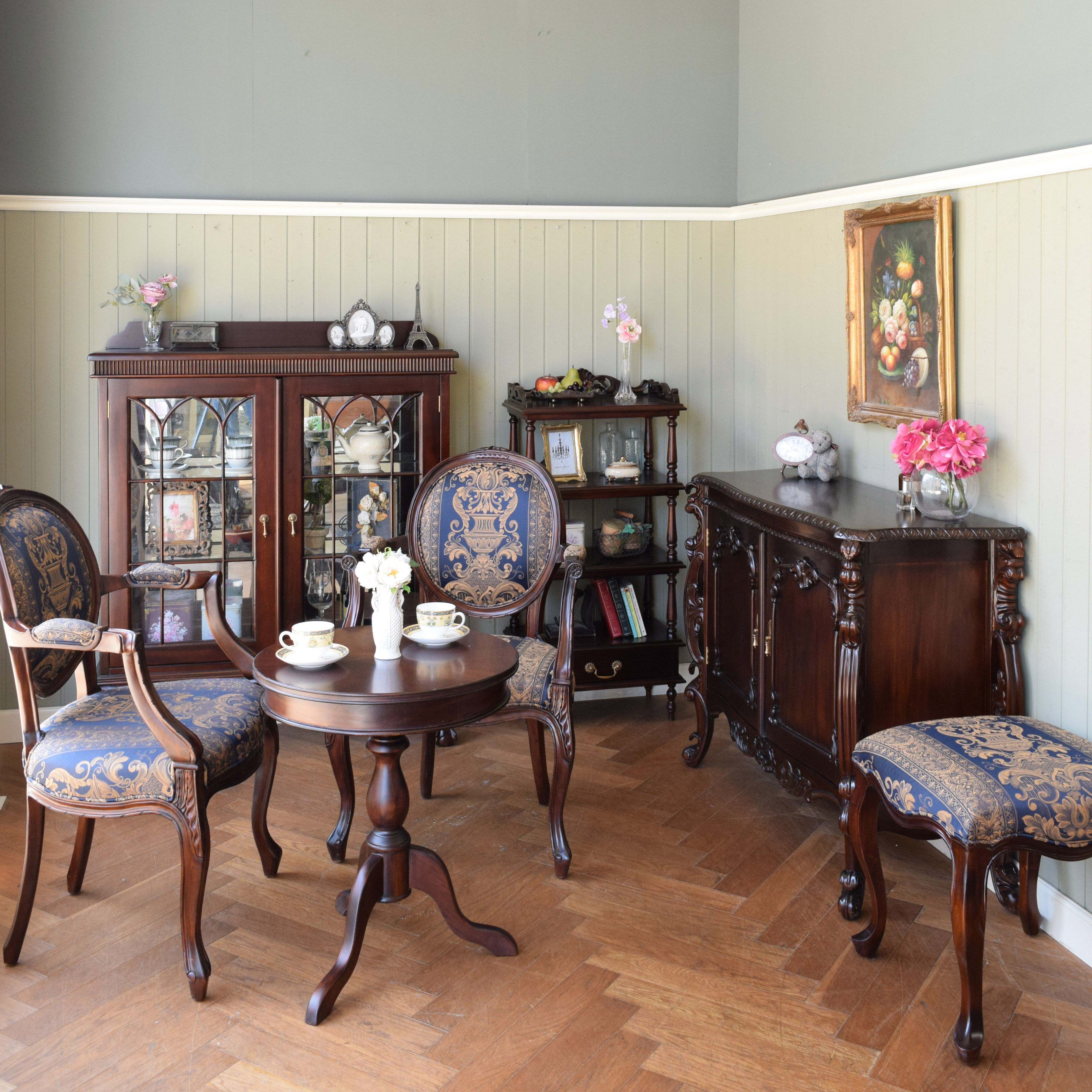 英国クラシックのリビング | アンティーク風の家具でトータルコーディネートしたお部屋