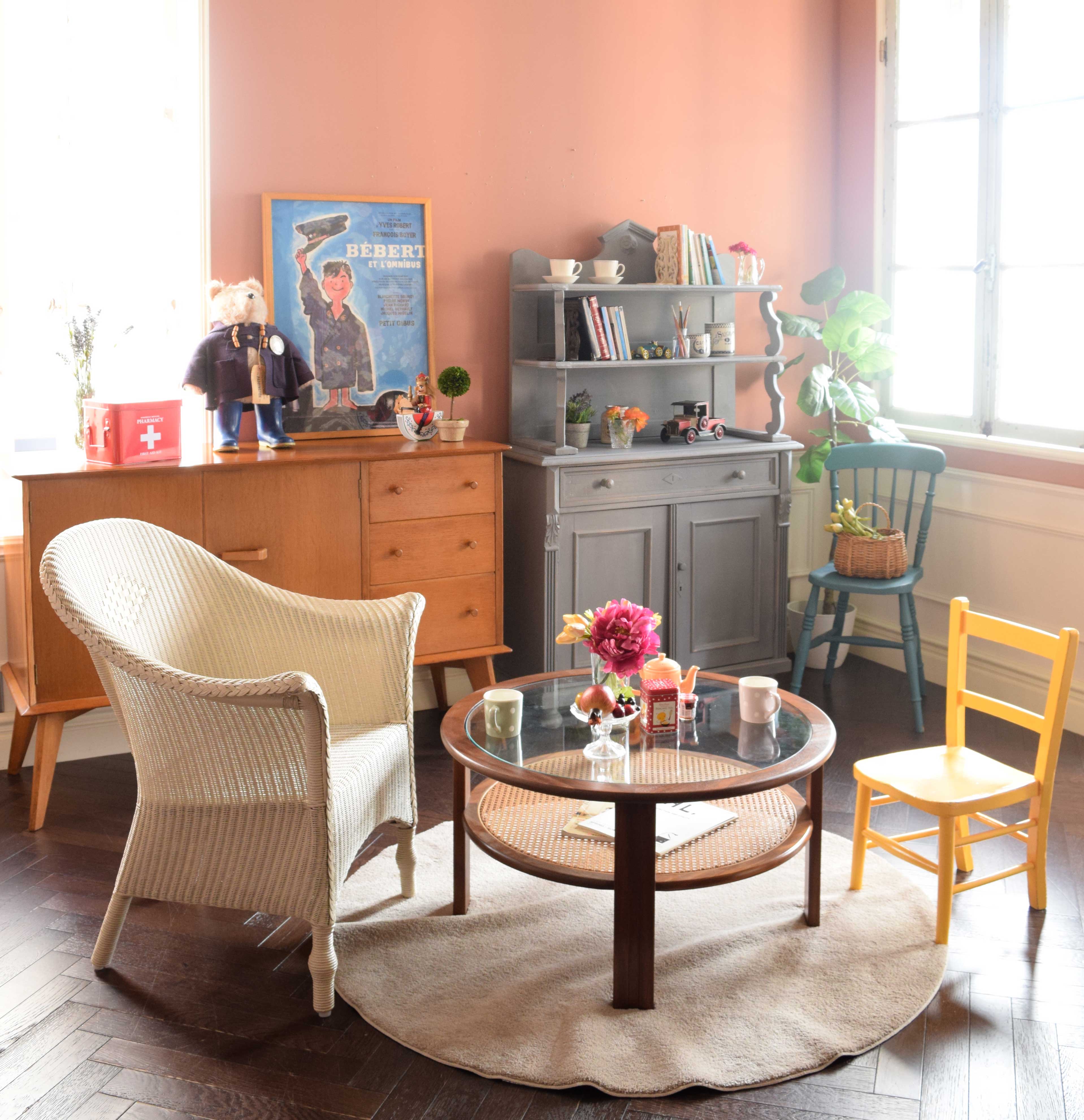 ナチュラルカントリーのリビング | 丸いコーヒーテーブルを囲んで思い出話を楽しむ色の部屋