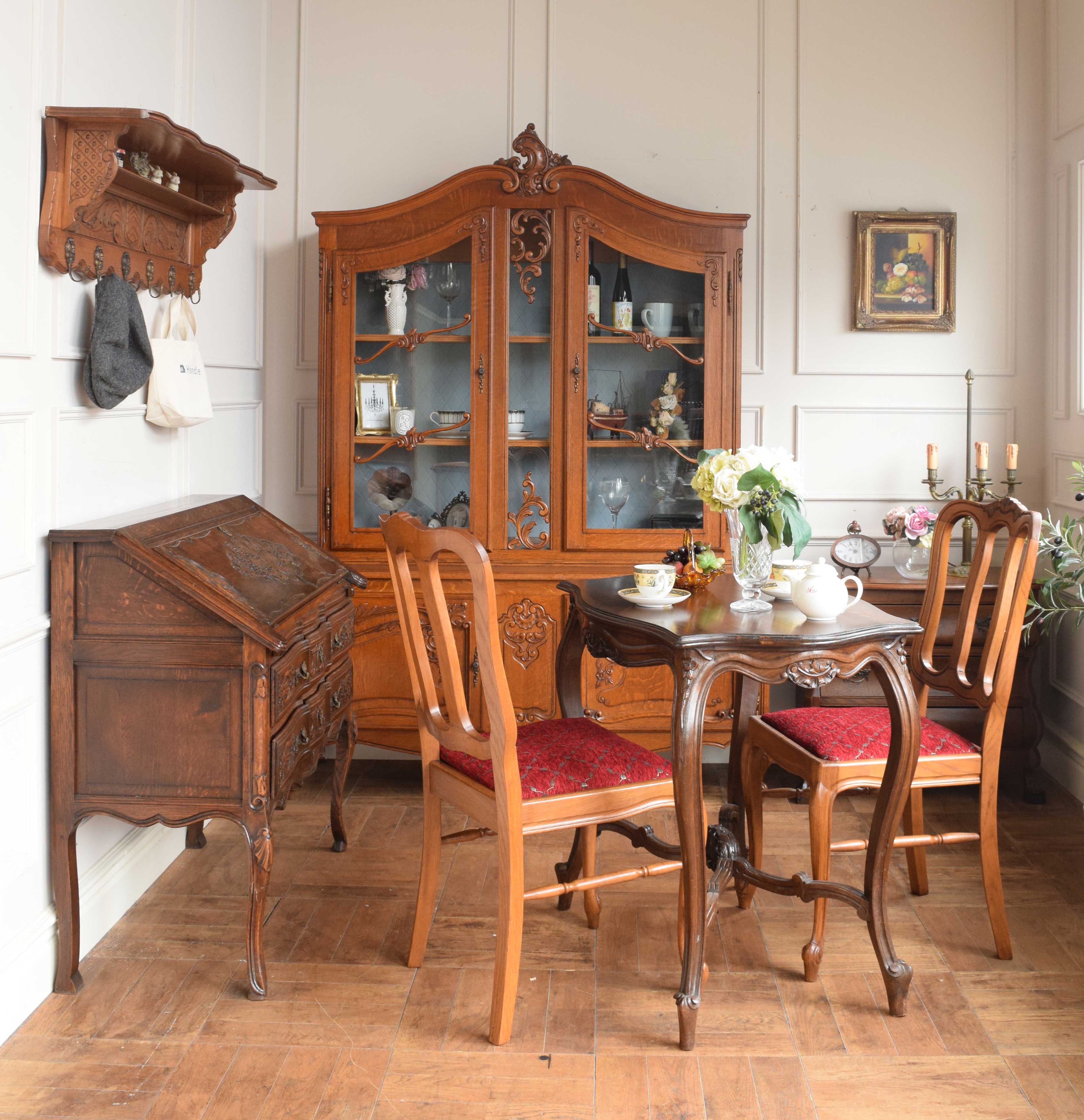 フレンチエレガントの | フランス生まれの家具を集めたトータルコーディネートの食卓