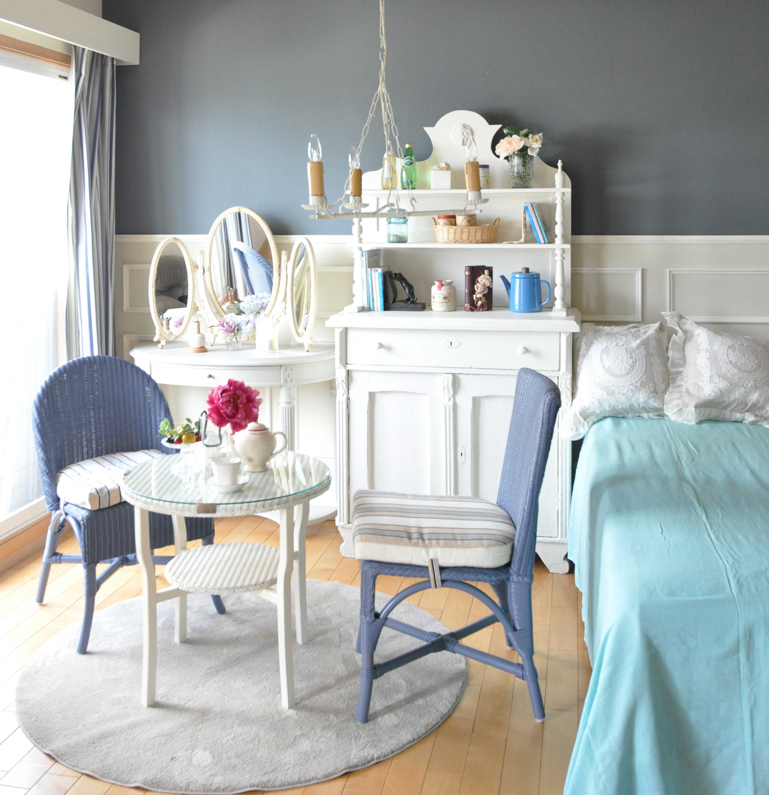 フレンチエレガントの | 白とブルーとグリーン爽やかな色合わせの寝室