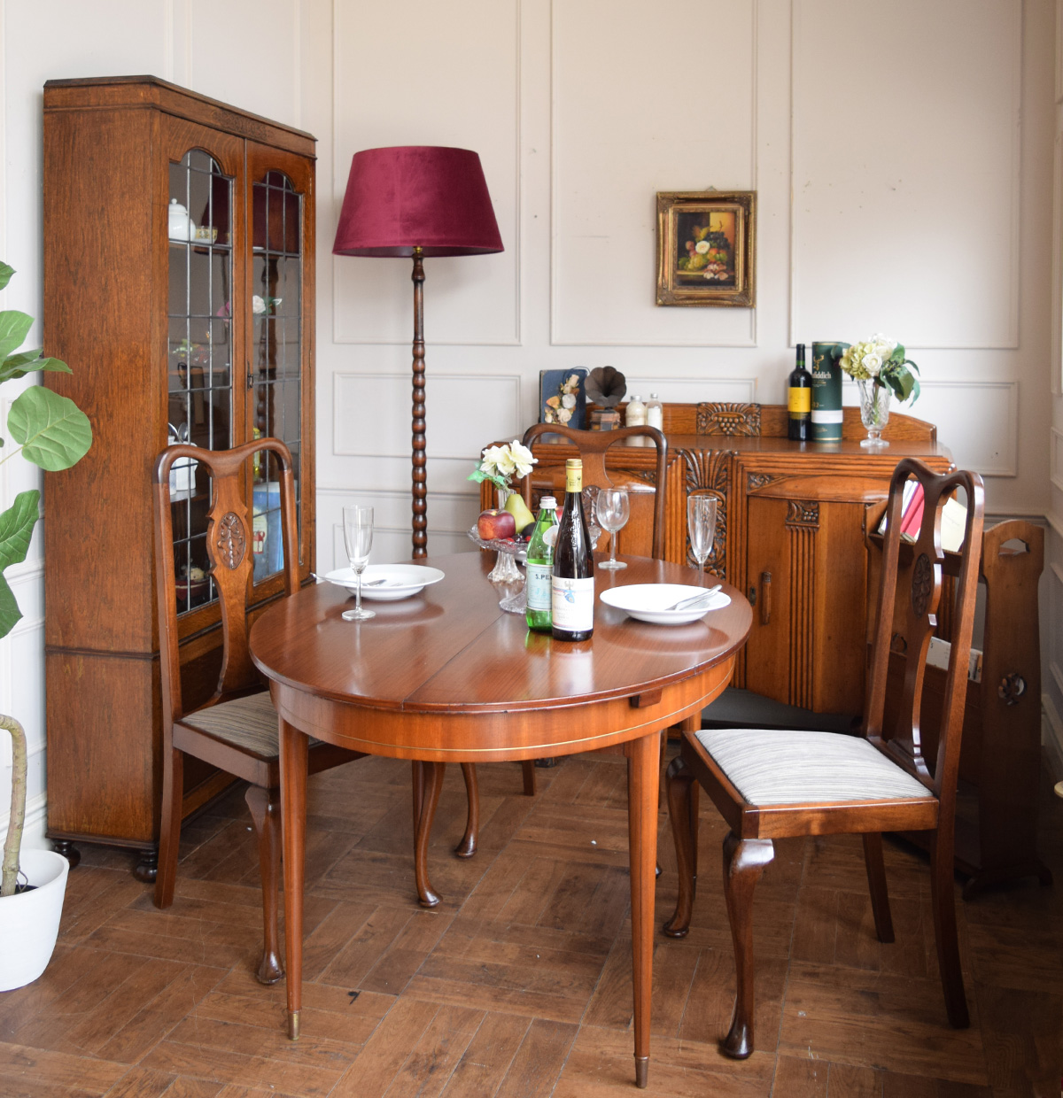 英国アンティークの | 北欧デザインのテーブルを囲む英国スタイルの食卓