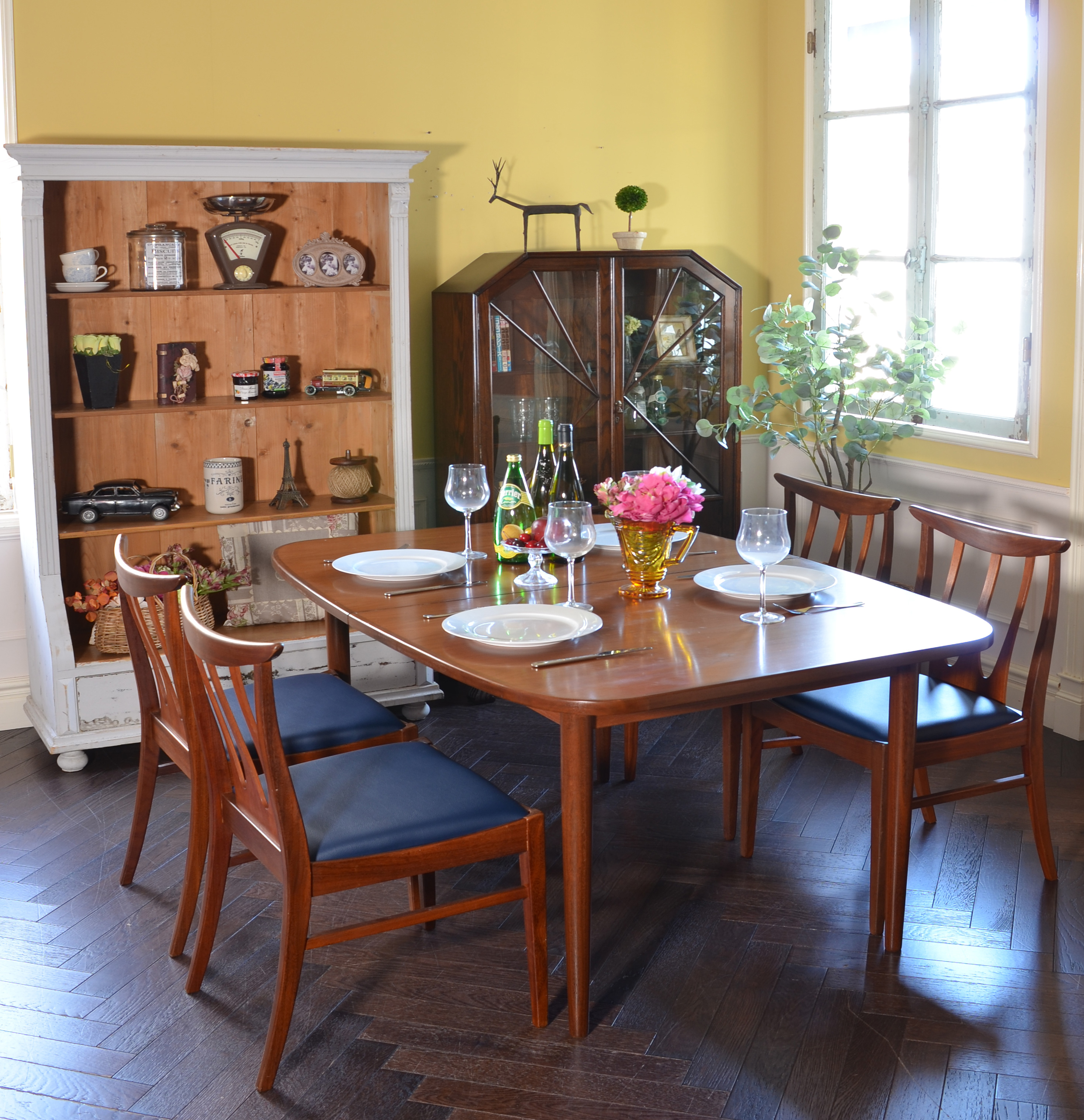 ハンドルスタイルの | 個性的な家具を組み合わせて調和するおしゃれな食卓