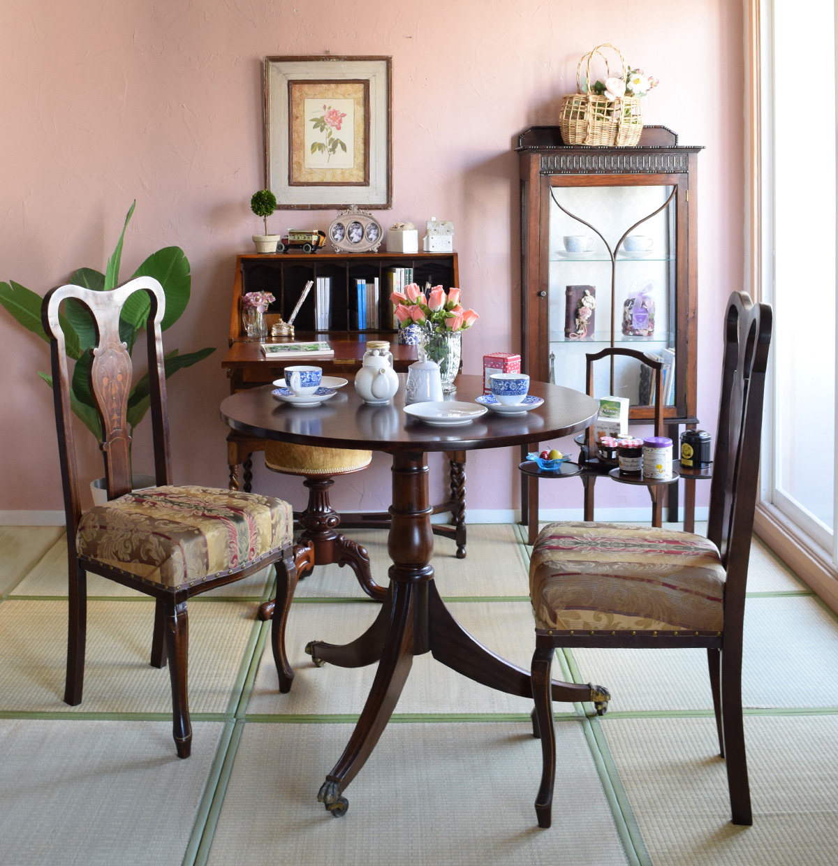 英国クラシックの | 畳の上でティータイムを楽しむマホガニー材の家具と一緒の和室