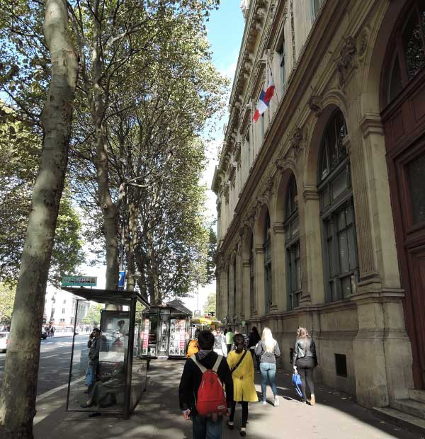 目的地までテクテク散歩パリの建物はおしゃれ～！