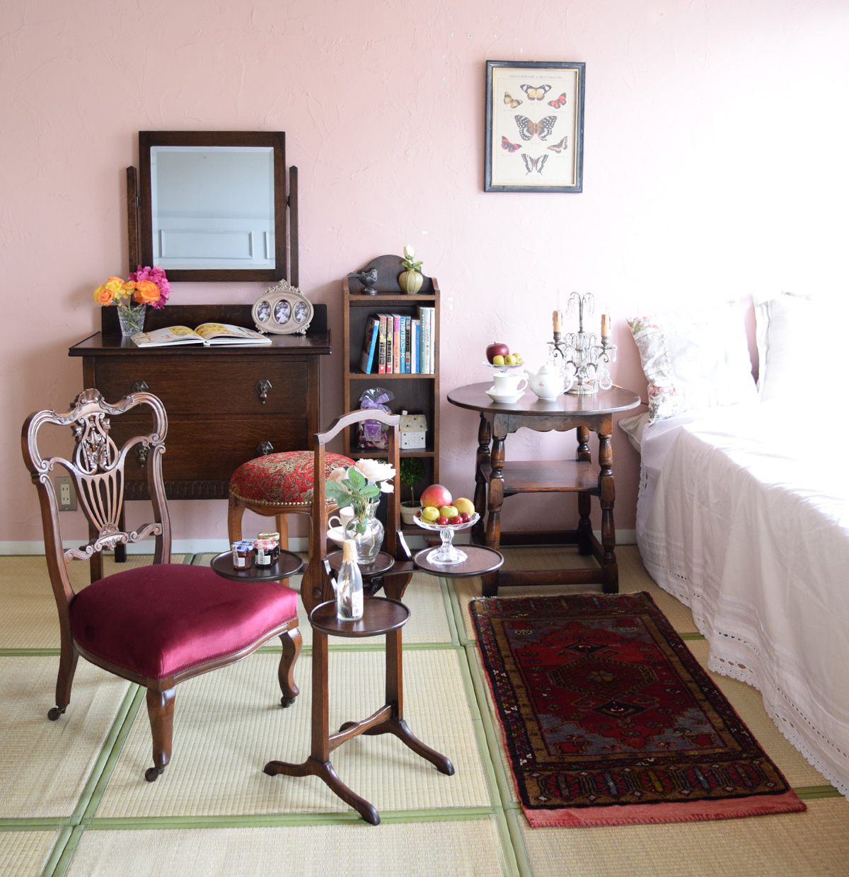 英国アンティークの | 低めのベッド＆椅子を置いた和室の寝室