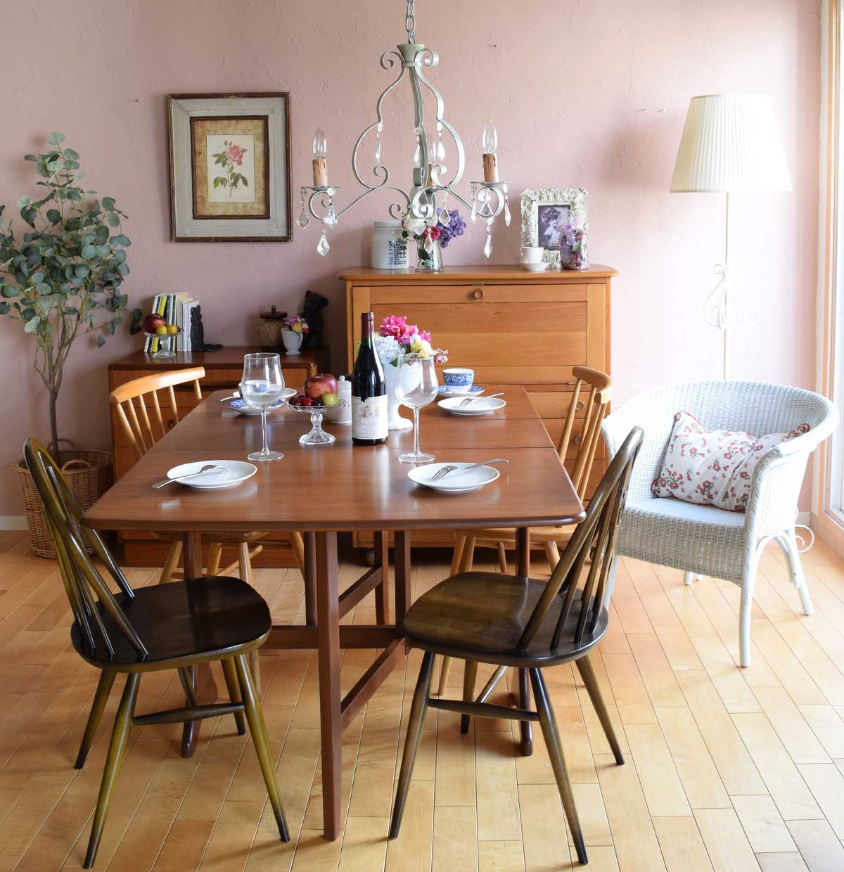 北欧ビンテージの | シンプルなデザインの家具を女性らしく色付けした食卓