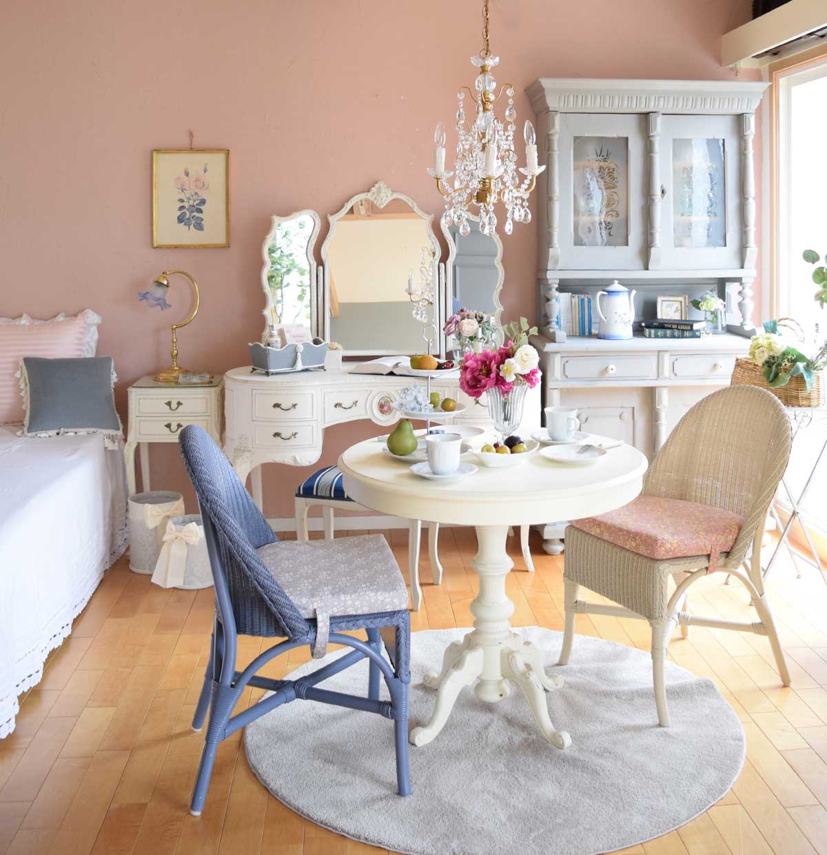 フレンチエレガントの | 涼しい色で作るフレンチシックな寝室