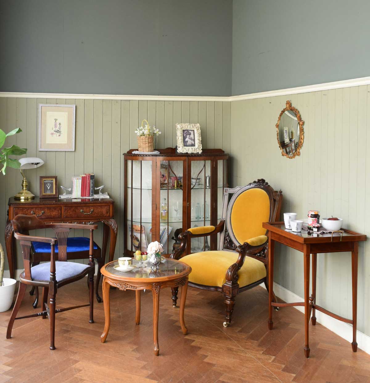 英国クラシックのリビング | 贅沢なトレイ付きのテーブルでまったり過ごす部屋
