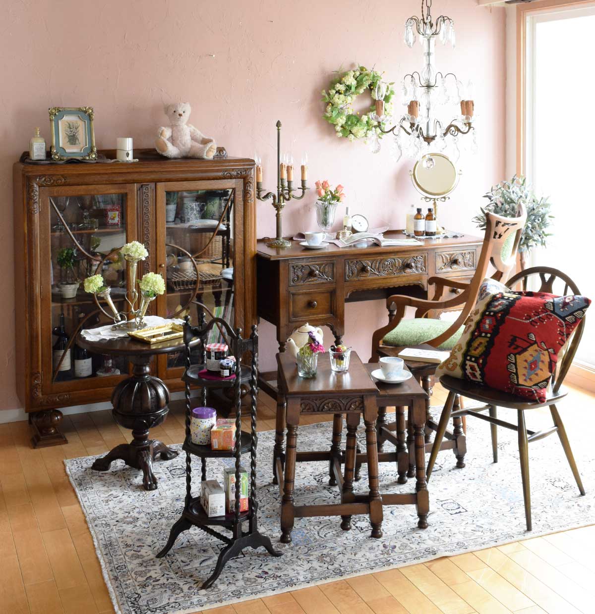 英国アンティークの | 彫がたっぷり入った家具と丸いバルボスと過ごす書斎