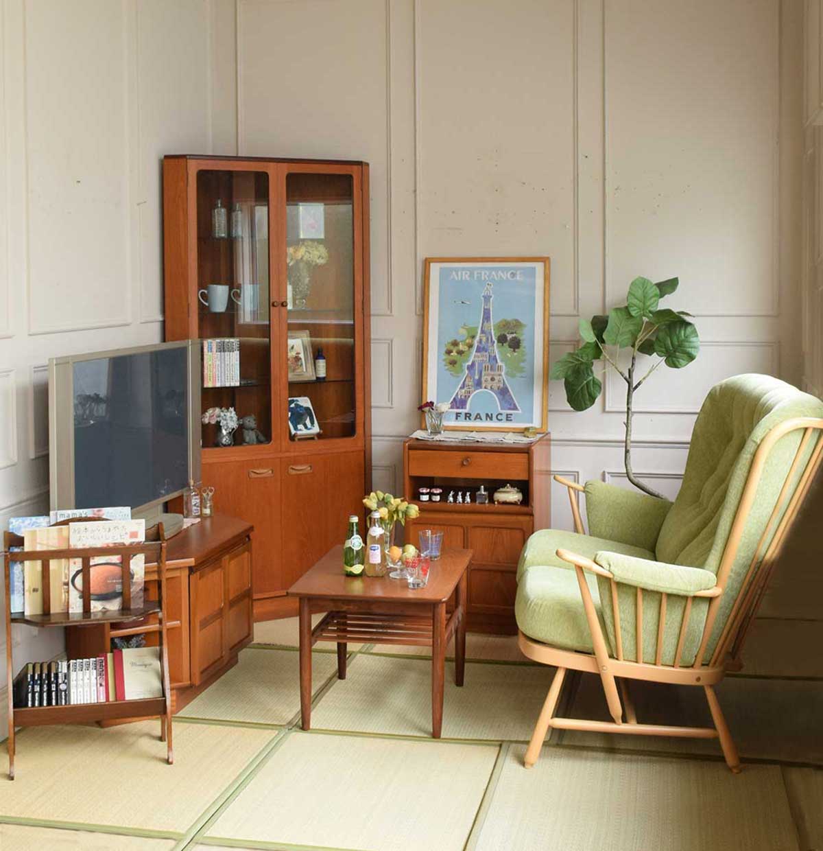 北欧ビンテージの | コーナー用の家具を並べたビンテージ家具と暮らす和室