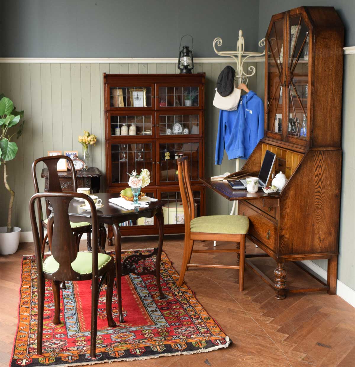 英国アンティークの | 大好きな家具を並べたカッコいい書斎