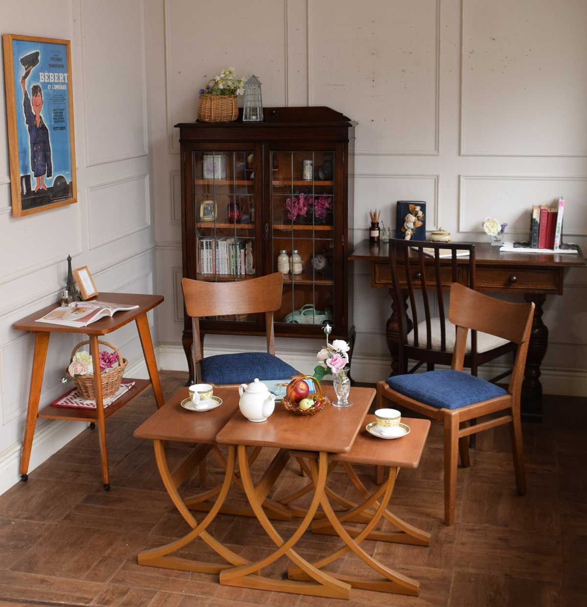 北欧ビンテージの | 親子3代を並べて休憩するネストテーブルのある書斎