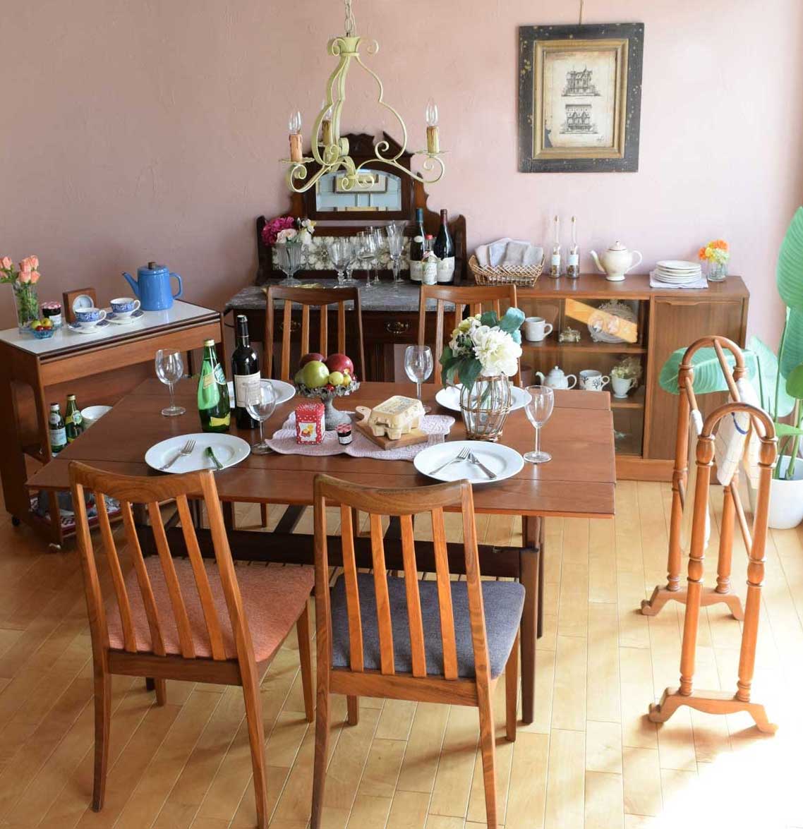 北欧ビンテージの | 一人暮らしに便利な家具を集めた入学祝いを楽しむ食卓