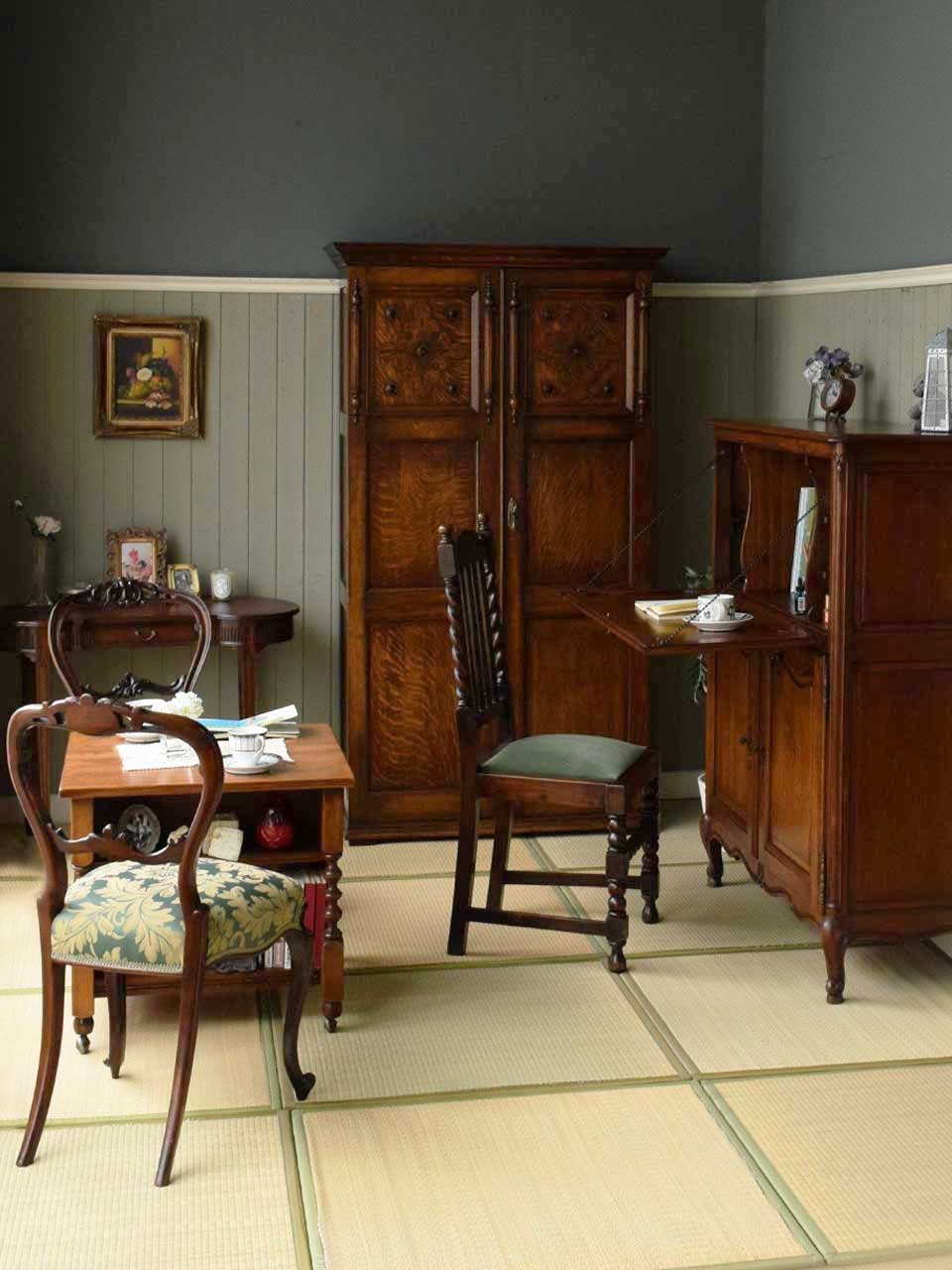 英国アンティークの | 畳とチョコレート色の家具でワクワクする和室