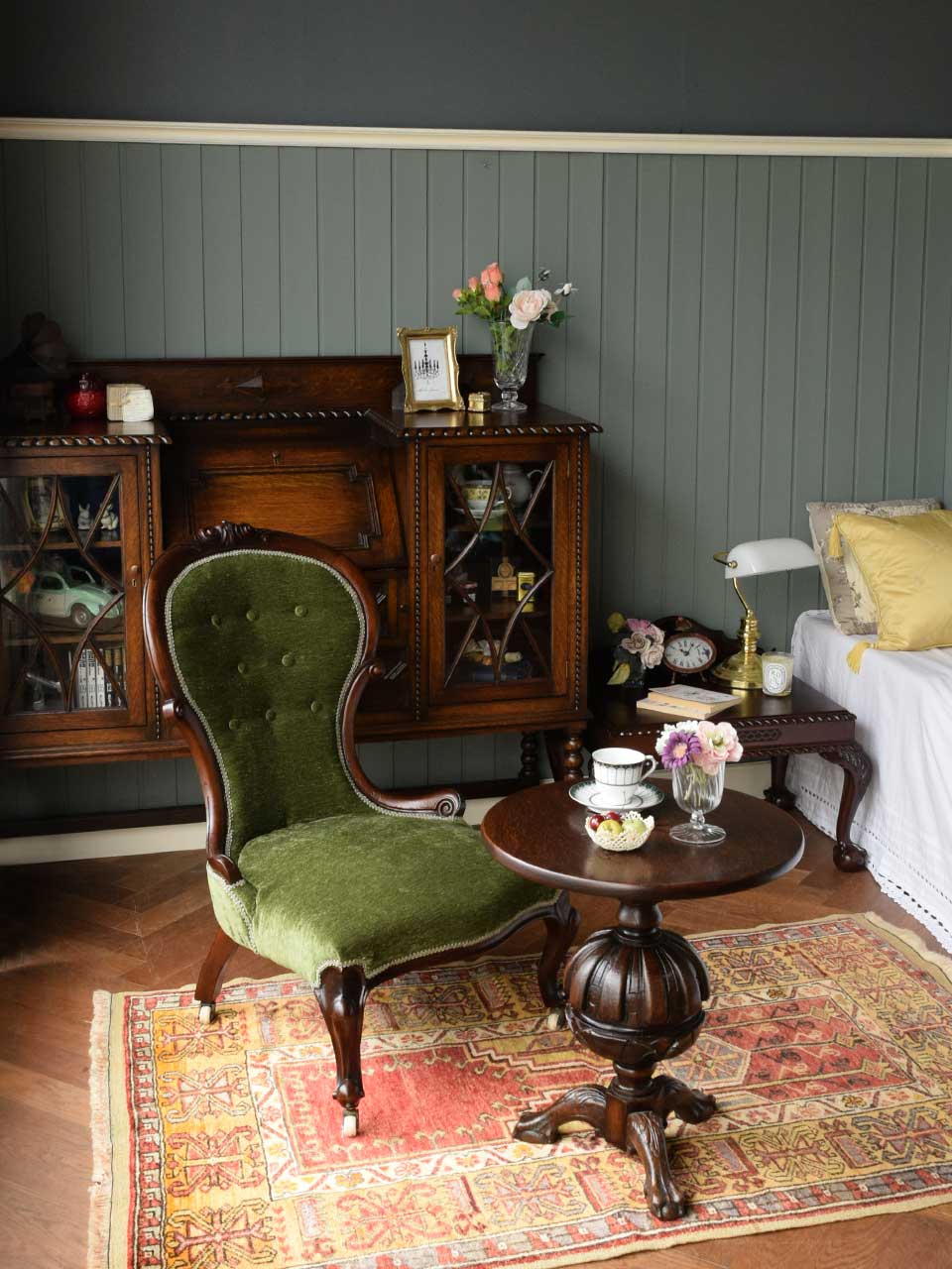 英国アンティークの | 冬の寒さを楽しむ薪ストーブの暖気を感じる寝室