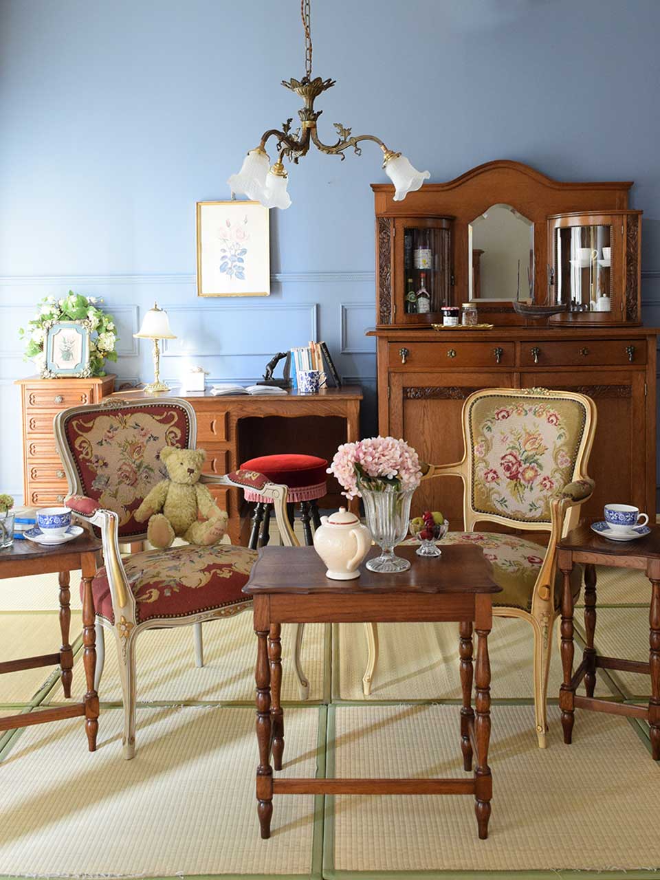 フレンチエレガントのリビング | フレンチスタイルの家具で作る着付けを楽しむ和室コーデ