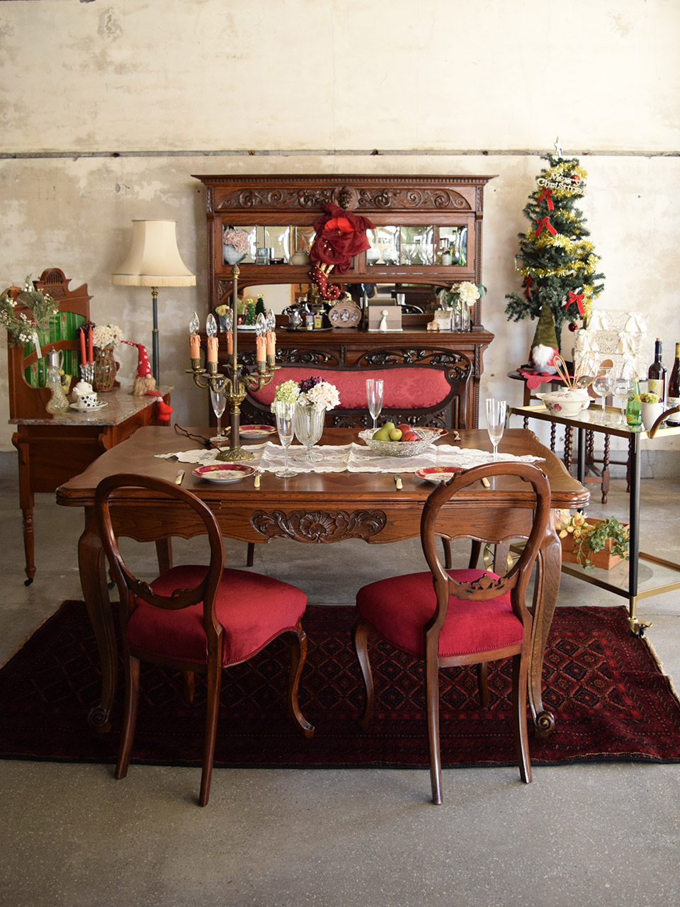 英国アンティークの | クリスマス色で決めるサロンスタイルの食卓