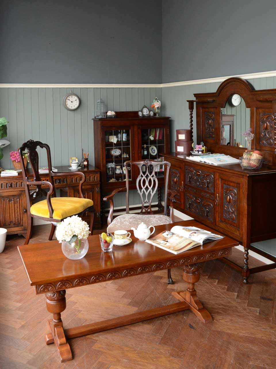 英国アンティークの | いろんな彫が入った家具で作る英国アンティークスタイルのお部屋