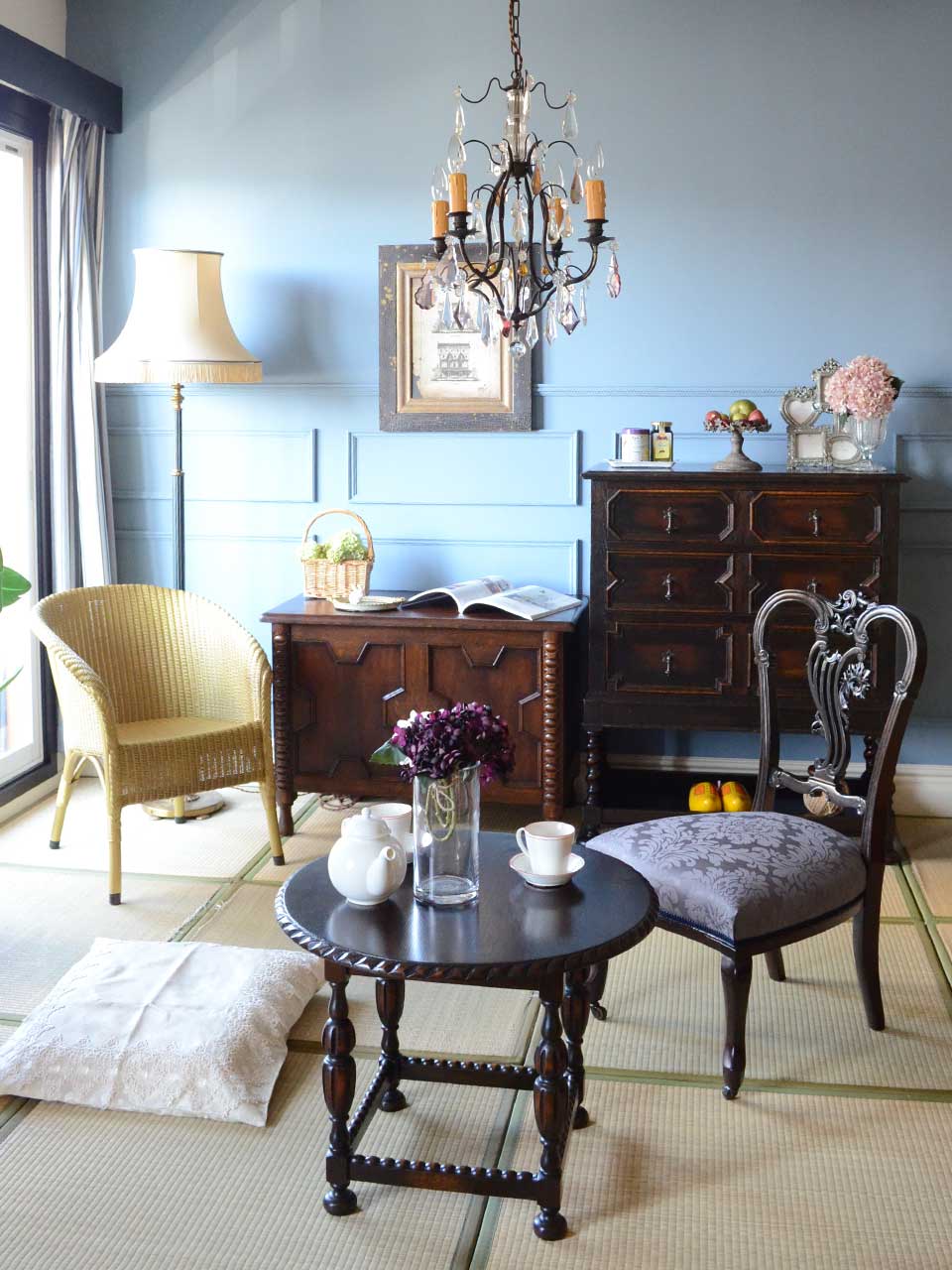 英国アンティークの | まん丸のちゃぶ台と座布団でお茶を楽しむ和室