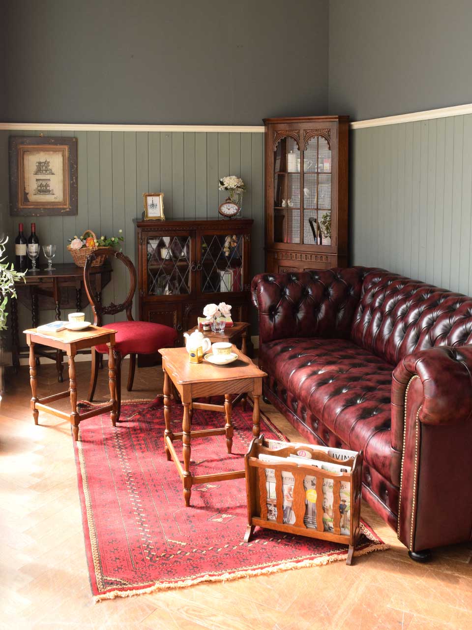 英国アンティークのリビング | 赤×赤×茶色でカッコよく作るソファのある英国スタイルの部屋