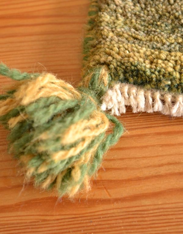 シュガーボウル アンティーク雑貨 ギャッベ。四隅には可愛らしいポンポンが付いています。(b-168)