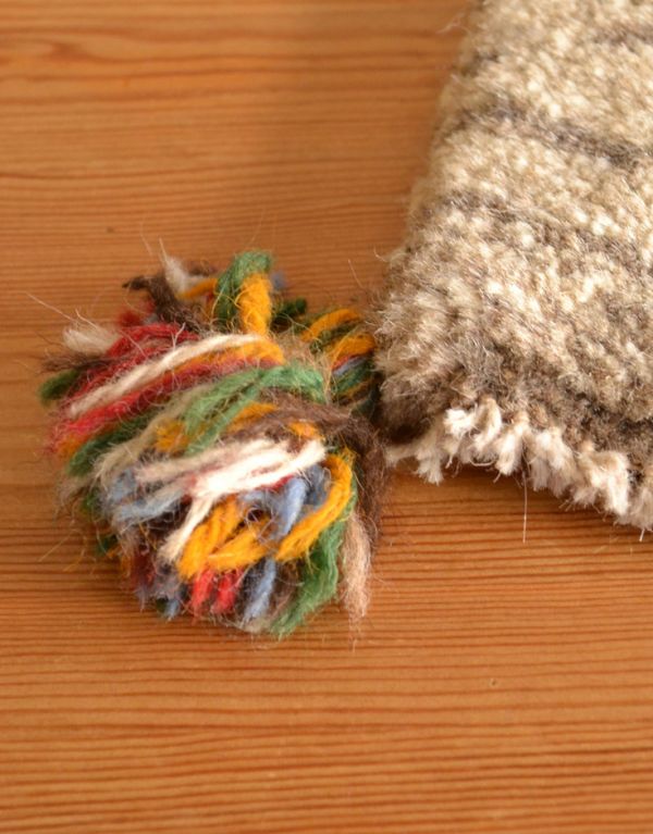 アンティーク 布製の雑貨　アンティーク雑貨　ギャッベ。四隅には可愛らしいポンポンが付いています。(b-171)