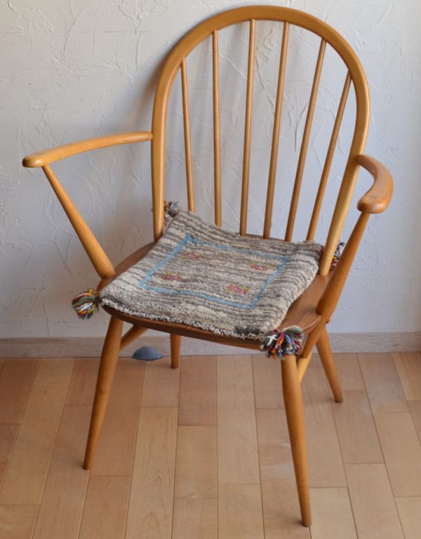 アンティーク 布製の雑貨　アンティーク雑貨　ギャッベ。お部屋のちょっとしたアクセントに取り入れやすいアイテムです。(b-171)