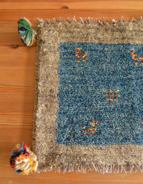 アンティーク雑貨 ギャッベ。こちらは「鹿」の模様が編まれています。(b-176)