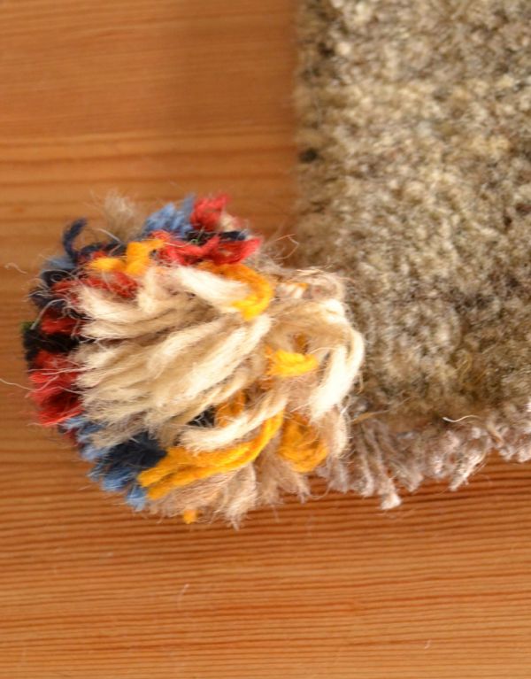 アンティーク雑貨 ギャッベ。四隅には可愛らしいポンポンが付いています。(b-176)