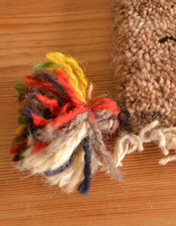 シュガーボウル　アンティーク雑貨　ギャッベ。四隅には可愛らしいポンポンが付いています。(b-177)