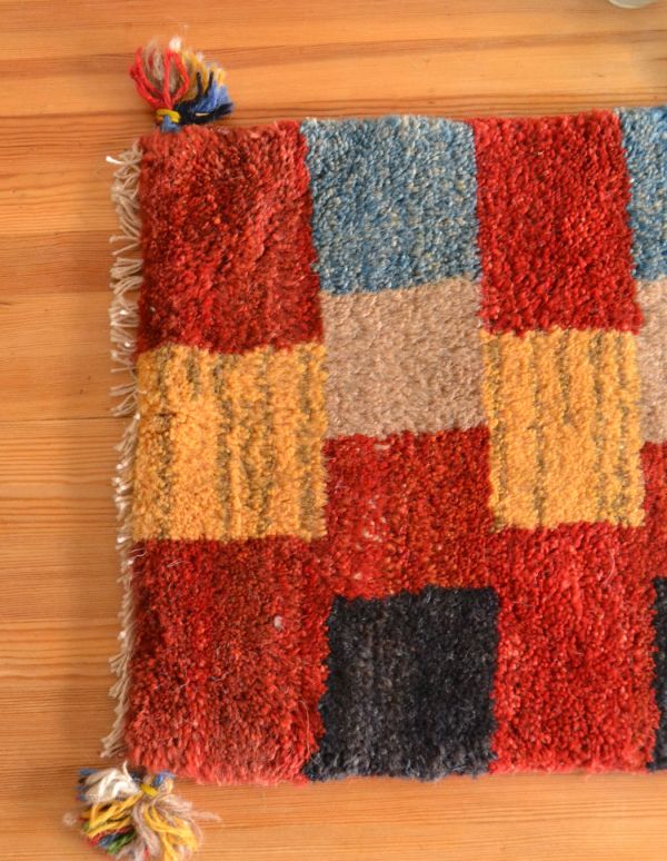 シュガーボウル　アンティーク雑貨　ギャッベ。みんなが大好きな色をひとつにまとめた一枚になっています。(b-182)