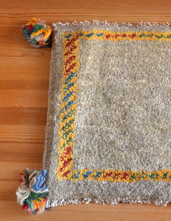 アンティーク 布製の雑貨 アンティーク雑貨 ギャッベ。カラフルなロープで縁取られたようなデザインです。(b-188)