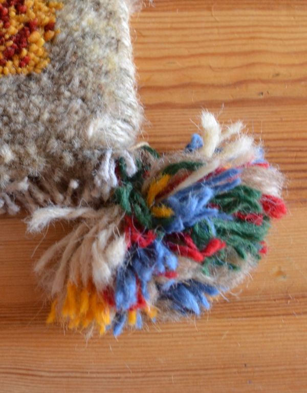 アンティーク 布製の雑貨 アンティーク雑貨 ギャッベ。四隅には可愛らしいポンポンが付いています。(b-188)