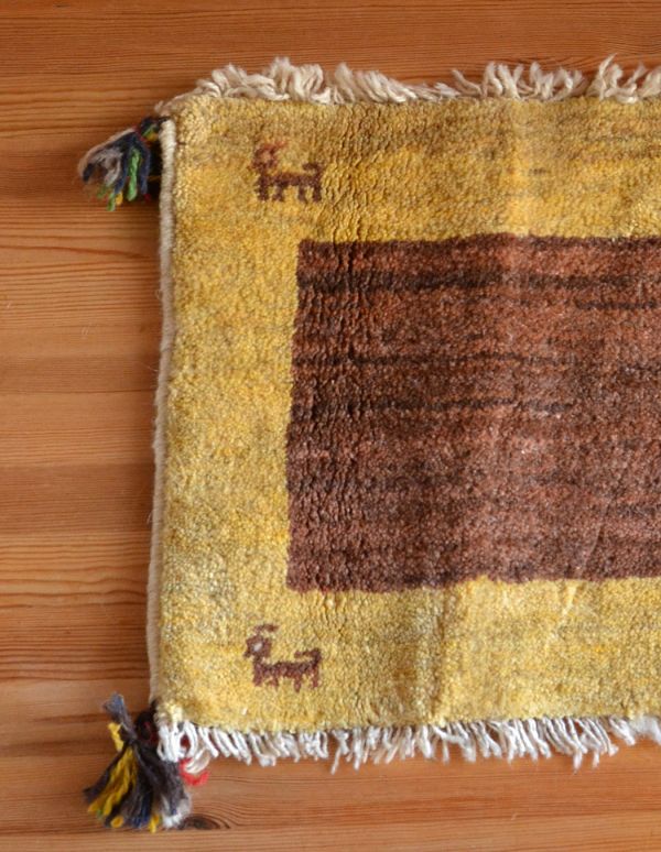 シュガーボウル　アンティーク雑貨　ギャッベ。こちらは「鹿・ヤギ」の模様が編まれています。(b-190)