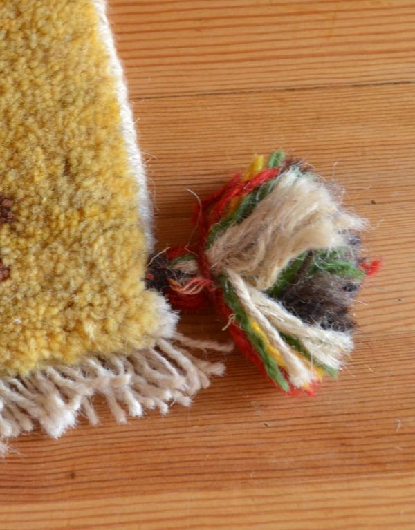 シュガーボウル　アンティーク雑貨　ギャッベ。四隅には可愛らしいポンポンが付いています。(b-190)