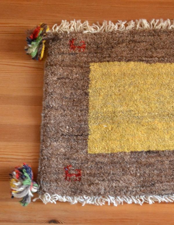 アンティーク雑貨　ギャッベ。こちらは「羊・ヤギ」の模様が編まれています。(b-192)