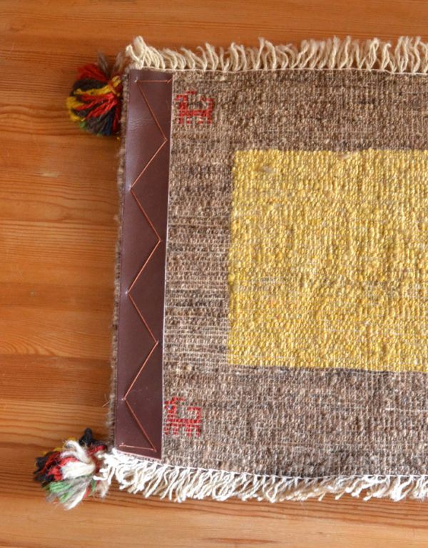 アンティーク雑貨　ギャッベ。裏面はこんな感じです。(b-192)