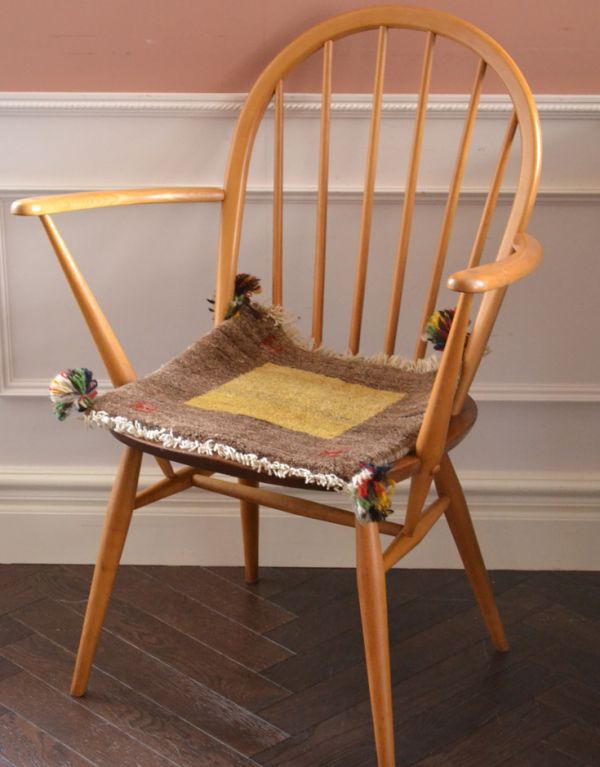 アンティーク雑貨　ギャッベ。お部屋のちょっとしたアクセントに取り入れやすいアイテムです。(b-192)