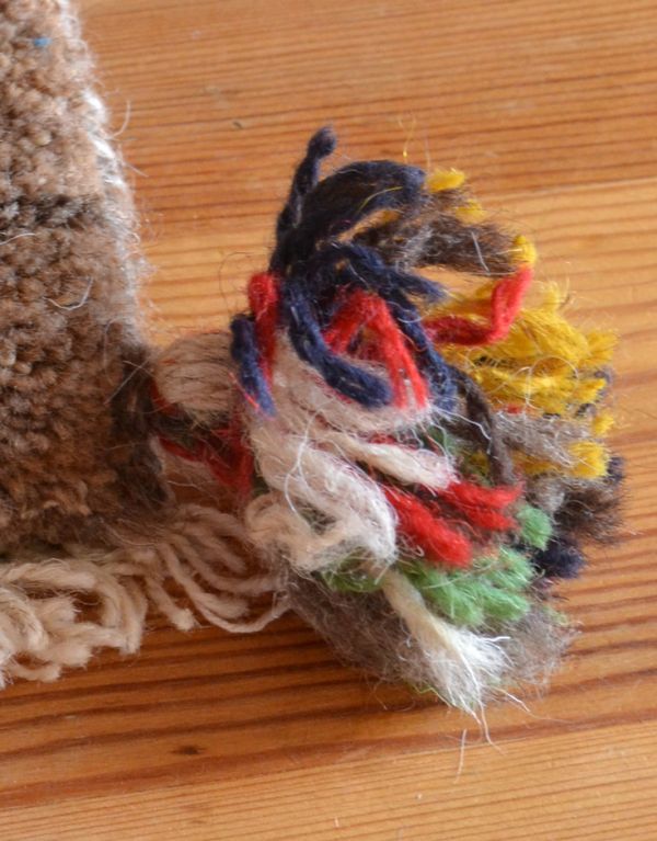 アンティーク雑貨　ギャッベ。四隅には可愛らしいポンポンが付いています。(b-192)