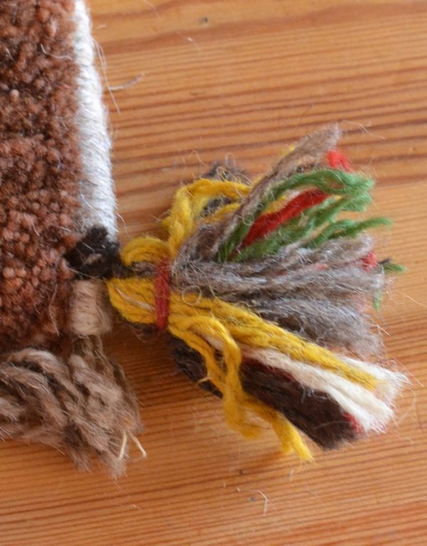 シュガーボウル アンティーク雑貨 ギャッベ。四隅には可愛らしいポンポンが付いています。(b-197)