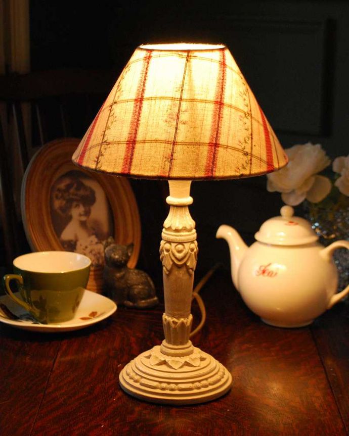 スタンドライト 照明・ライティング 女性らしいお花のシェード×シックなスタンドを合わせたテーブルランプ(E17丸球付)(Wooden Lamp Mignardise)。テーブルやデスクの上、ベッドサイドなど、いろんな場所に置いてテーブルランプの優しい灯りを楽しんでみませんか?ふんわりと周りを灯してくれるあたたかい明かりが1日の疲れを癒してくれます。(cf-1007)