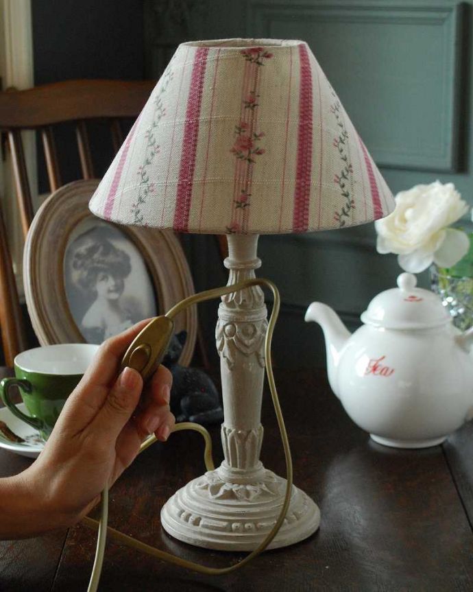 スタンドライト 照明・ライティング 女性らしいお花のシェード×シックなスタンドを合わせたテーブルランプ(E17丸球付)(Wooden Lamp Mignardise)。片手でカンタンに切り替えが出来るオン・オフのスイッチ付きです。(cf-1007)