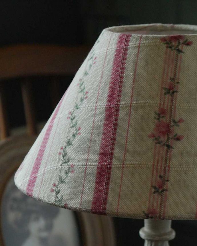 スタンドライト 照明・ライティング 女性らしいお花のシェード×シックなスタンドを合わせたテーブルランプ(E17丸球付)(Wooden Lamp Mignardise)。ぬくもりある雰囲気の布シェード。(cf-1007)